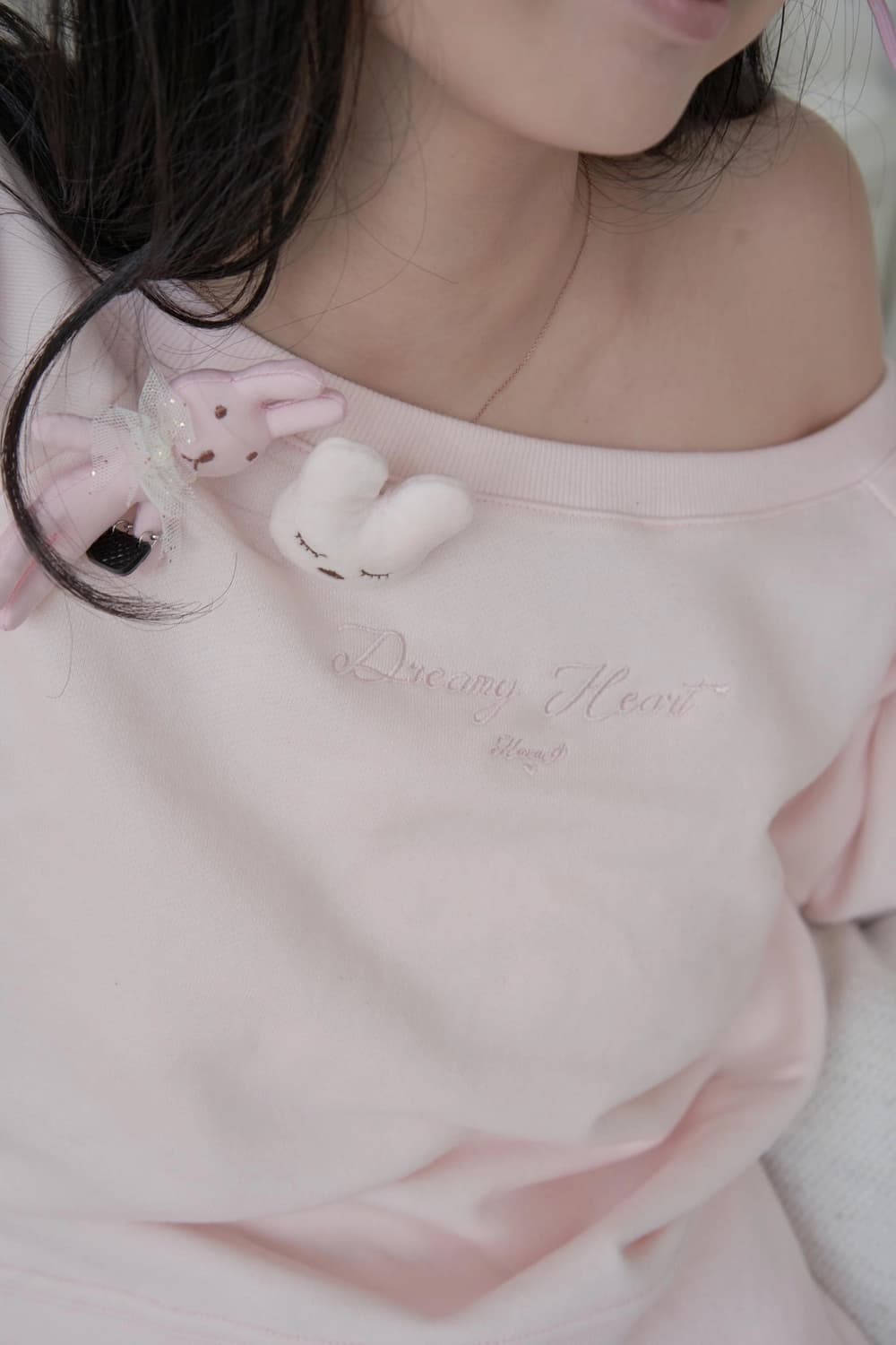 kanaj 카나제이 드리미 하트 원오프숄더 맨투맨 핑크 상품이미지2