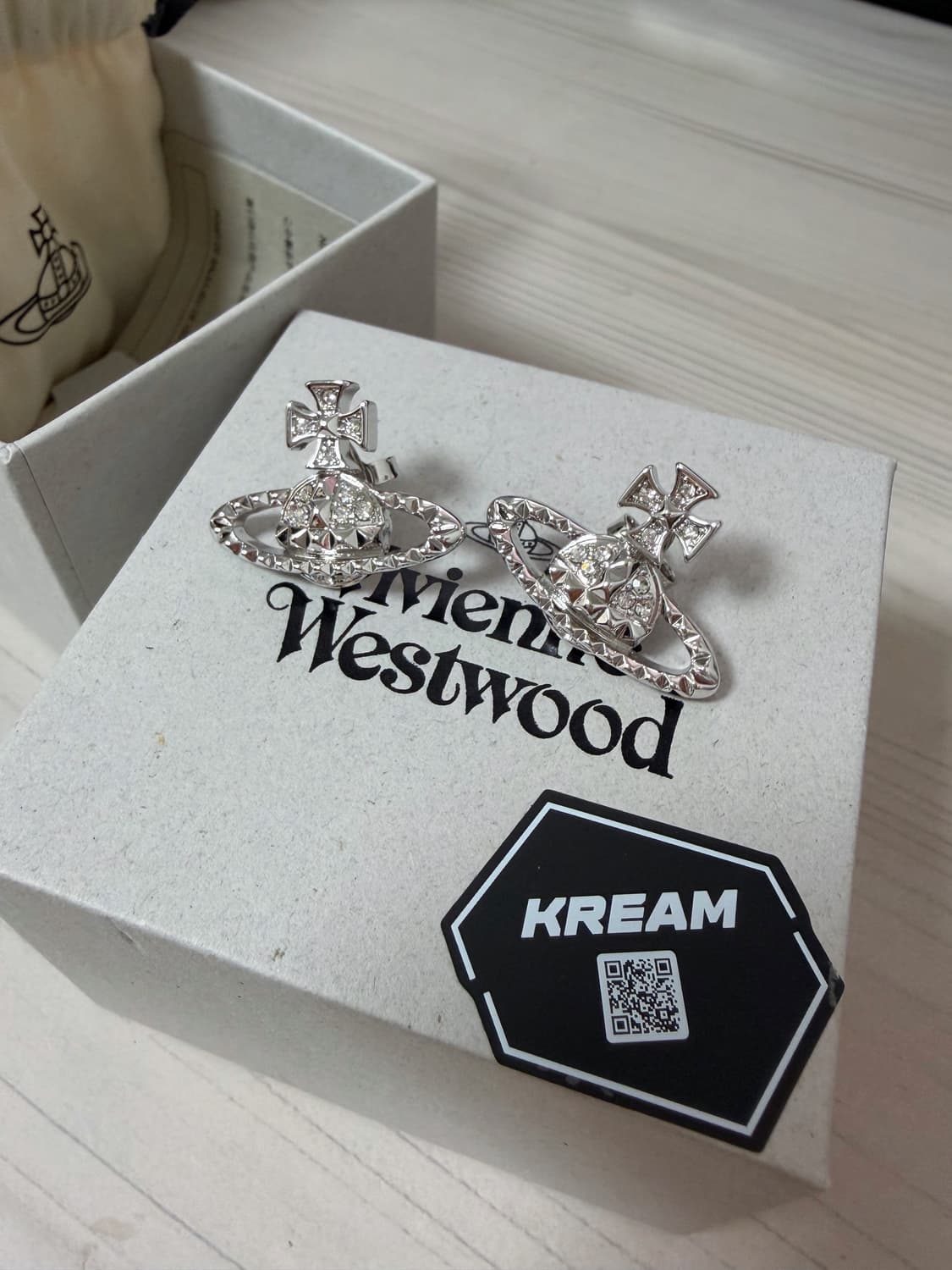 (정품/상태최상) 비비안 웨스트우드 메이페어 바스 릴리프 귀걸이 실버 상품이미지1