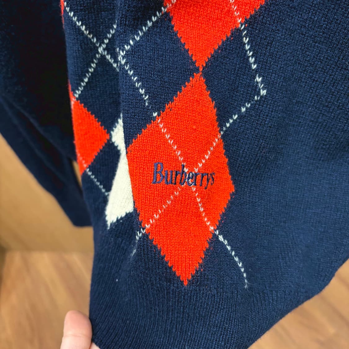 버버리 브이넥 니트 아가일 패턴 로고 자수 디테일 루즈핏 네이비 상품이미지6