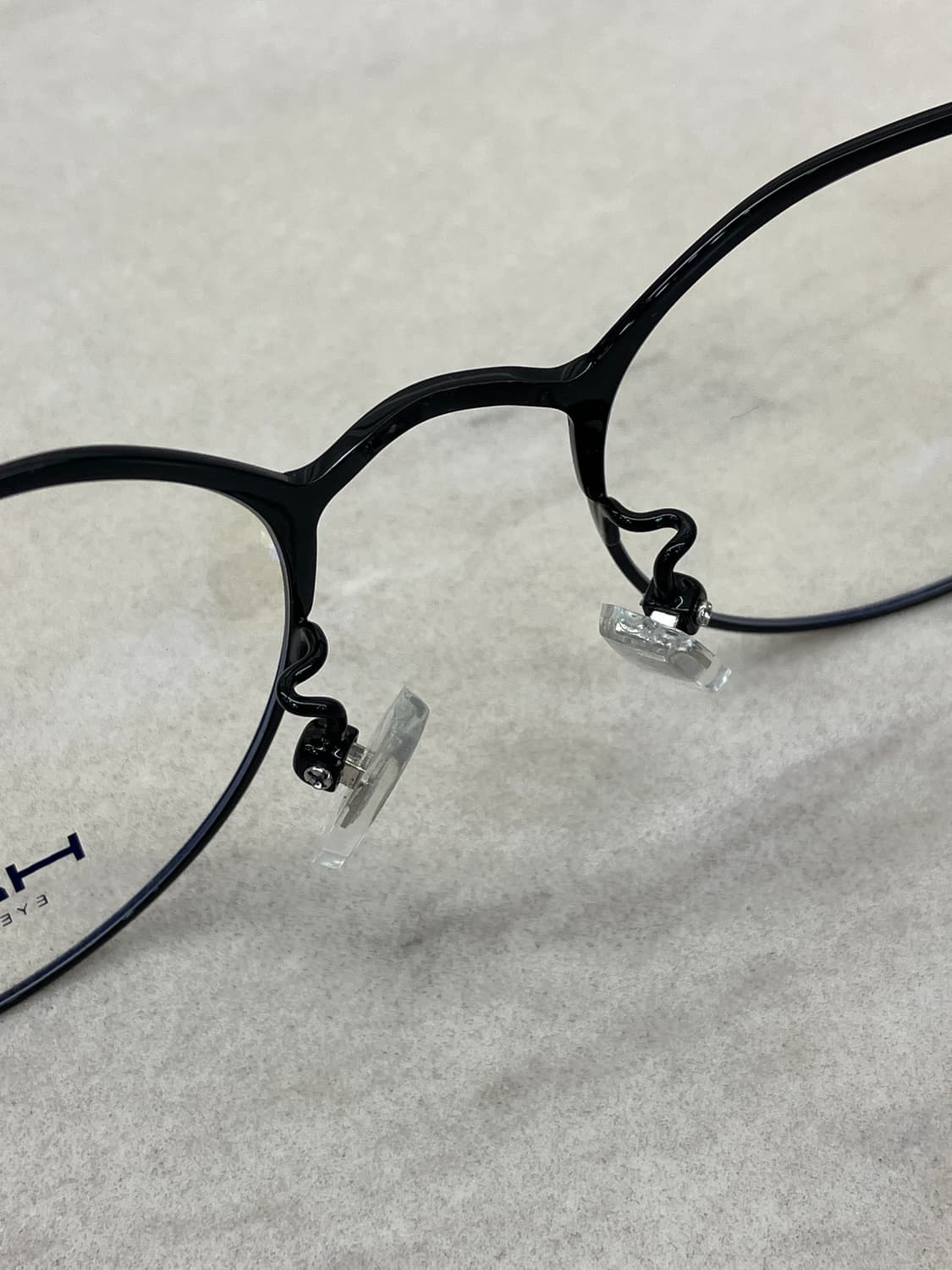 B36 H2X 블랙 라운드 메탈테 안경(17g) 상품이미지4