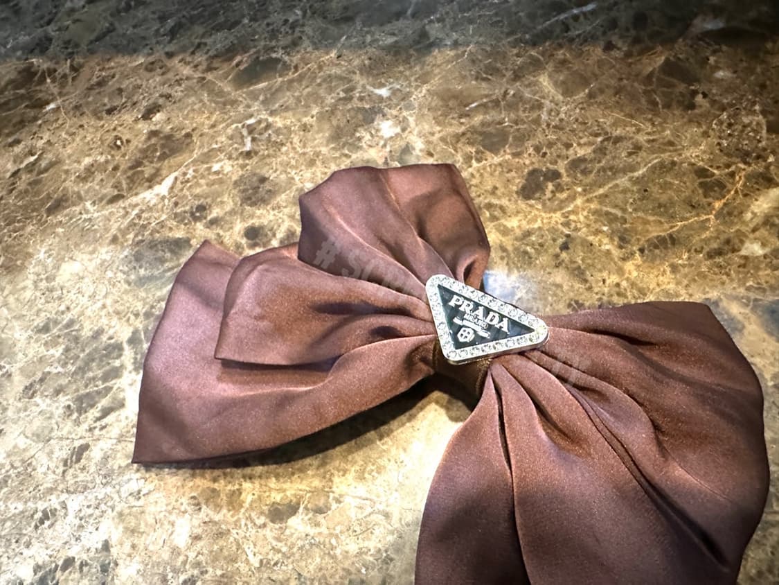 프라다 블랙로고  헤어핀 브라운 상품이미지5