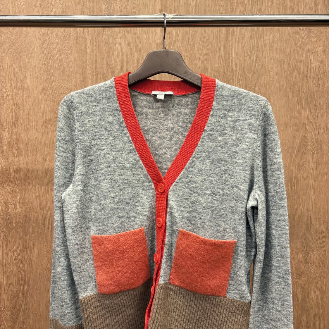 코스 브이넥 긴팔 가디건 오렌지 브라운 배색 컬러블록 포켓 디테일 그레이 상품이미지4