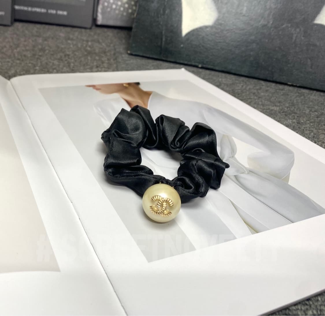 샤넬 진주 CC로고 헤어슈슈 상품이미지3