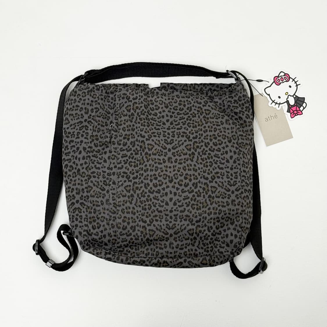 (새상품) 아떼바네사브루노 x 헬로키티 르봉 레오파드 그레이 백팩 겸 숄 상품이미지5