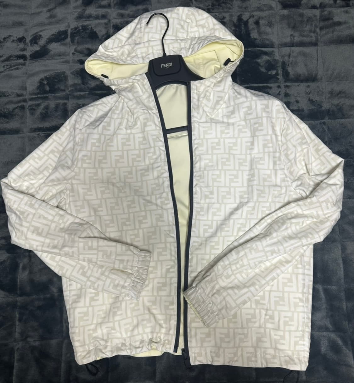 펜디 리버시블 바람막이 상품이미지1