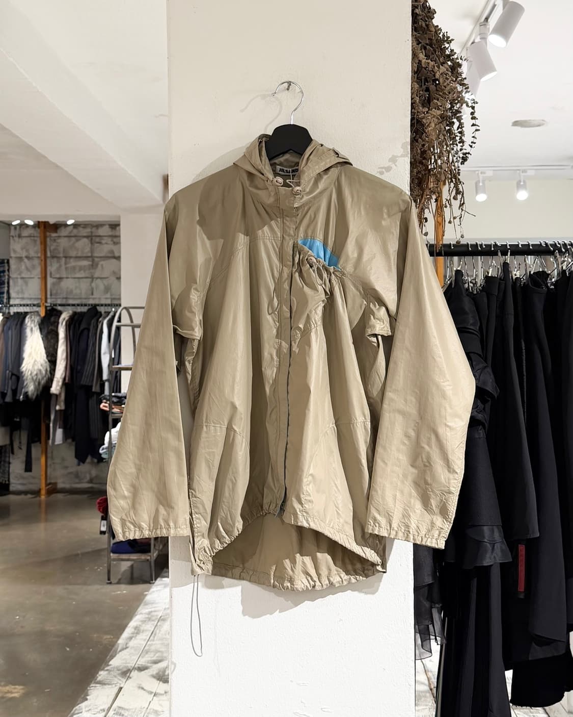 질샌더 베이지 스트링 디테일 바람막이 상품이미지1