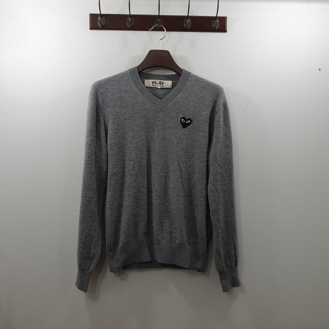 L 꼼데가르송 남성 그레이 블랙와펜 얇은 브이넥 니트 스웨터 상품이미지1