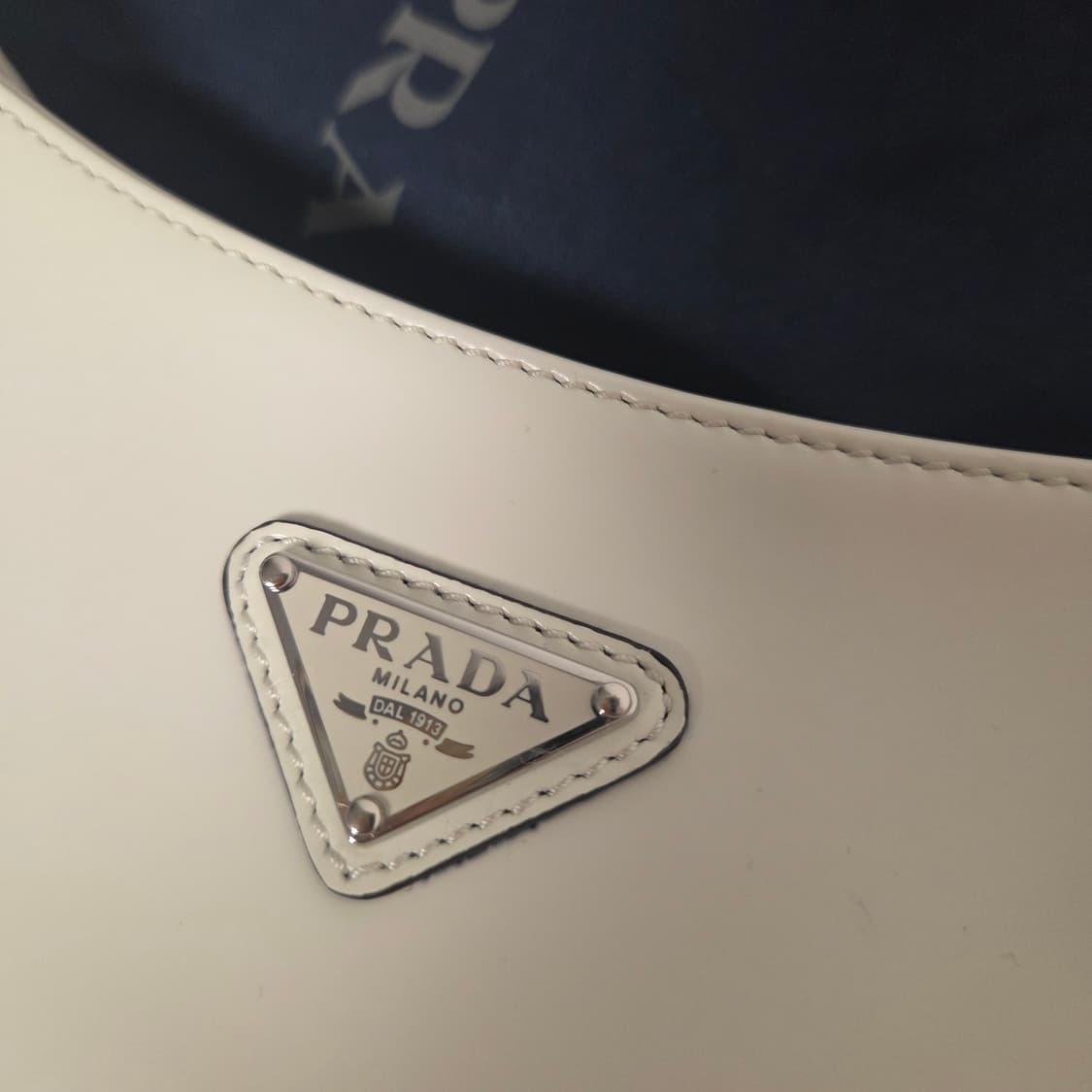 PRADA 프라다 정품 클레오 브러시드 화이트 호보백 숄더백 상품이미지4