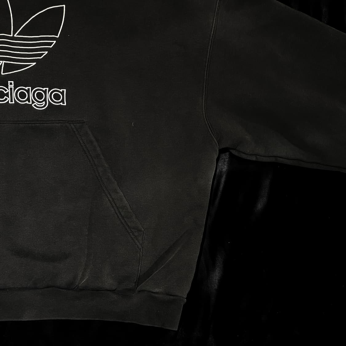 발렌시아가 X 아디다스 트레포일 로고 후드티 상품이미지4