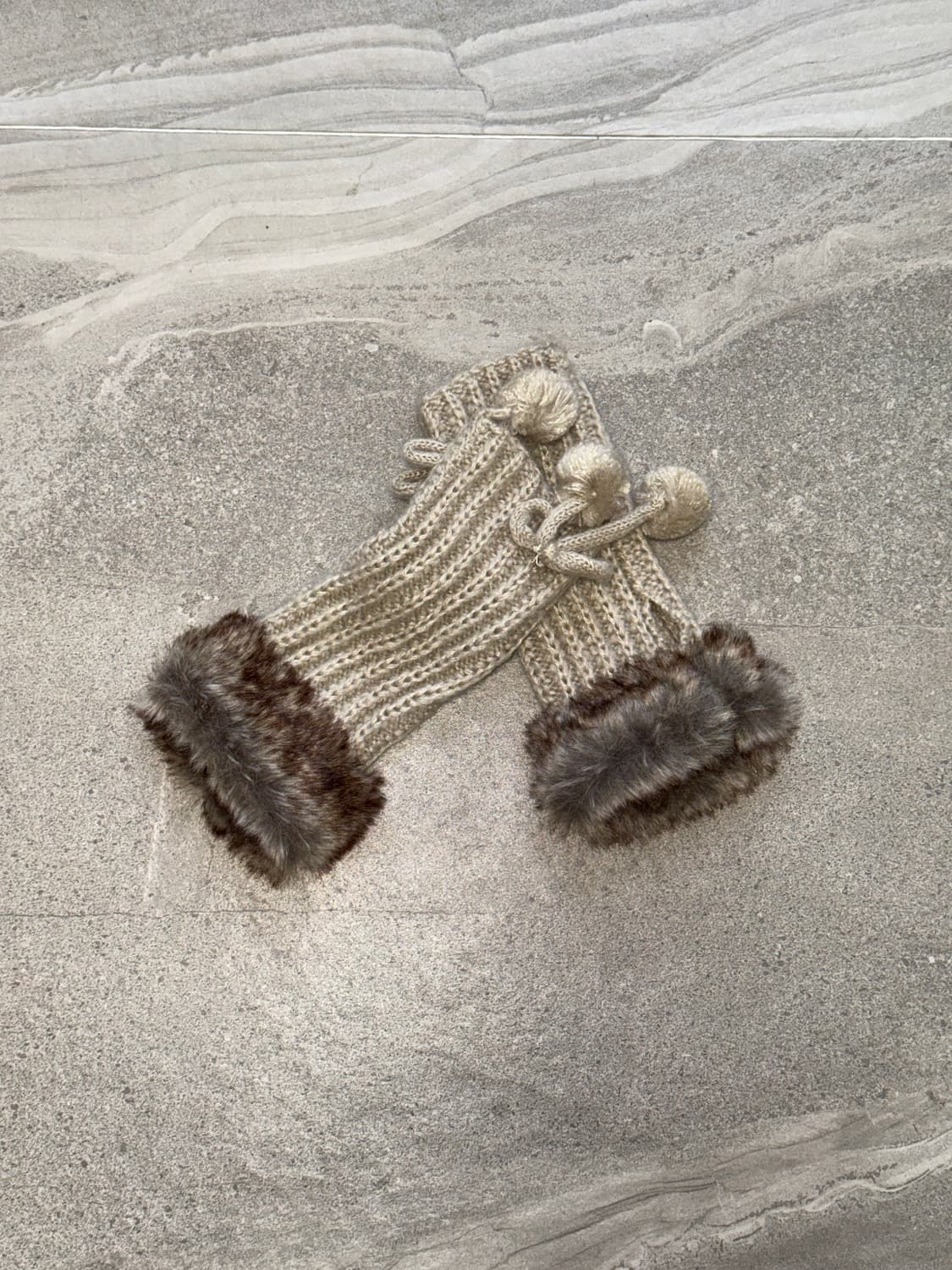 Beige fur trimming knit ball hand warmer 상품이미지2