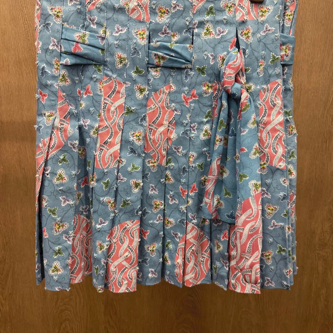 크리스찬 디올 미디 플리츠 스커트 플로럴 프린팅 스트랩 타이 디테일 블루 상품이미지5