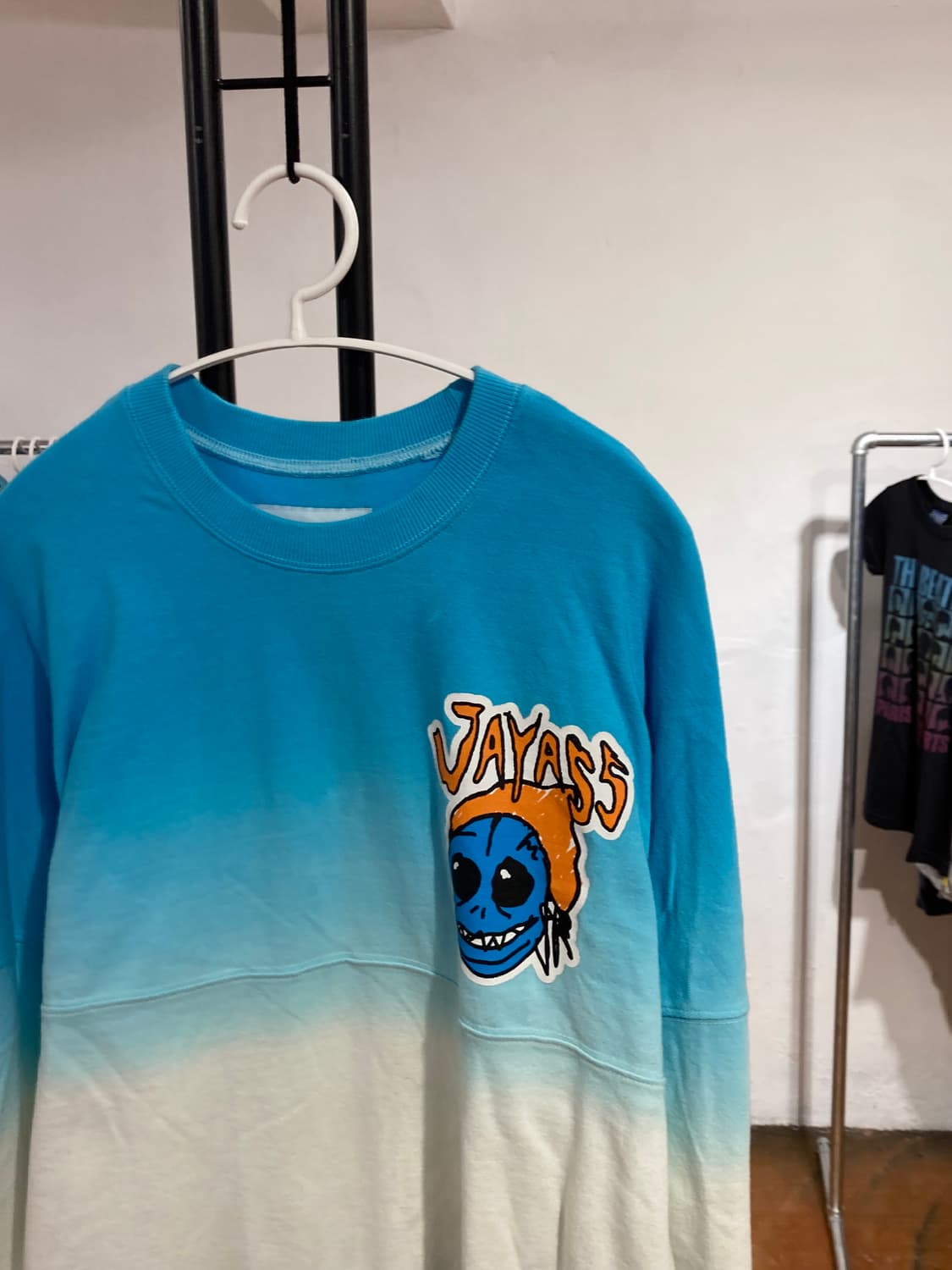 예스아이씨(YESEYESEE) 그라데이션 로고 오버핏 맨투맨 상품이미지2