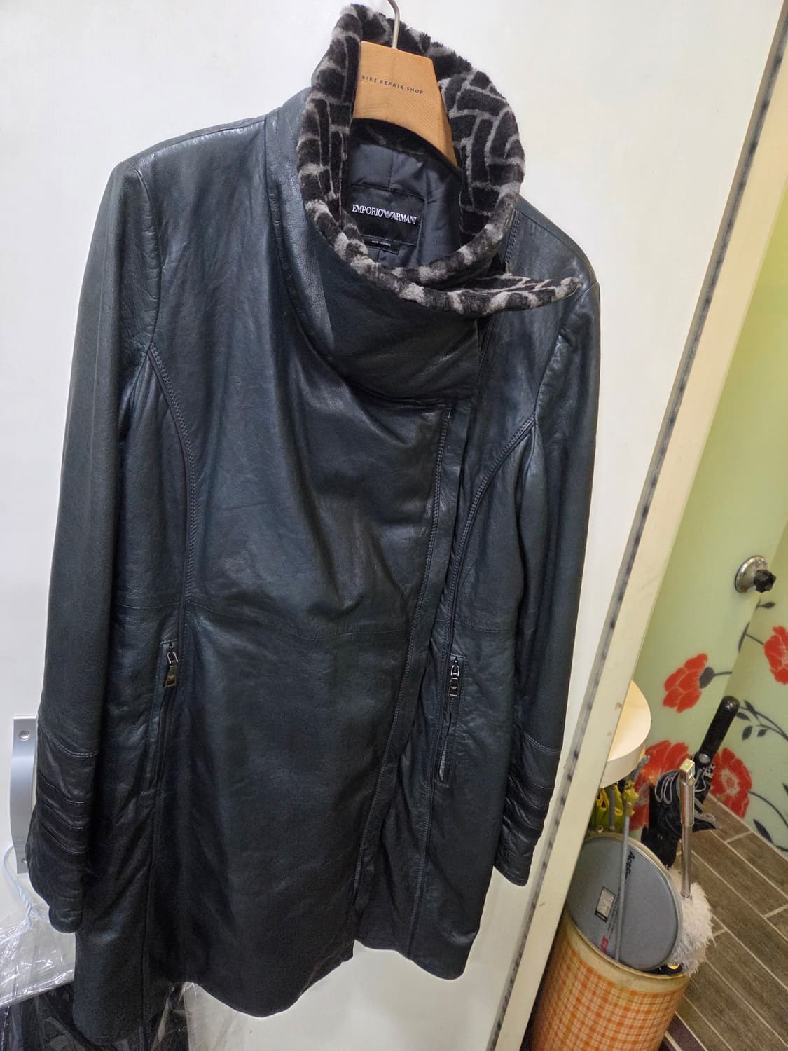 아르마니 비대칭 가죽 코트 상품이미지2