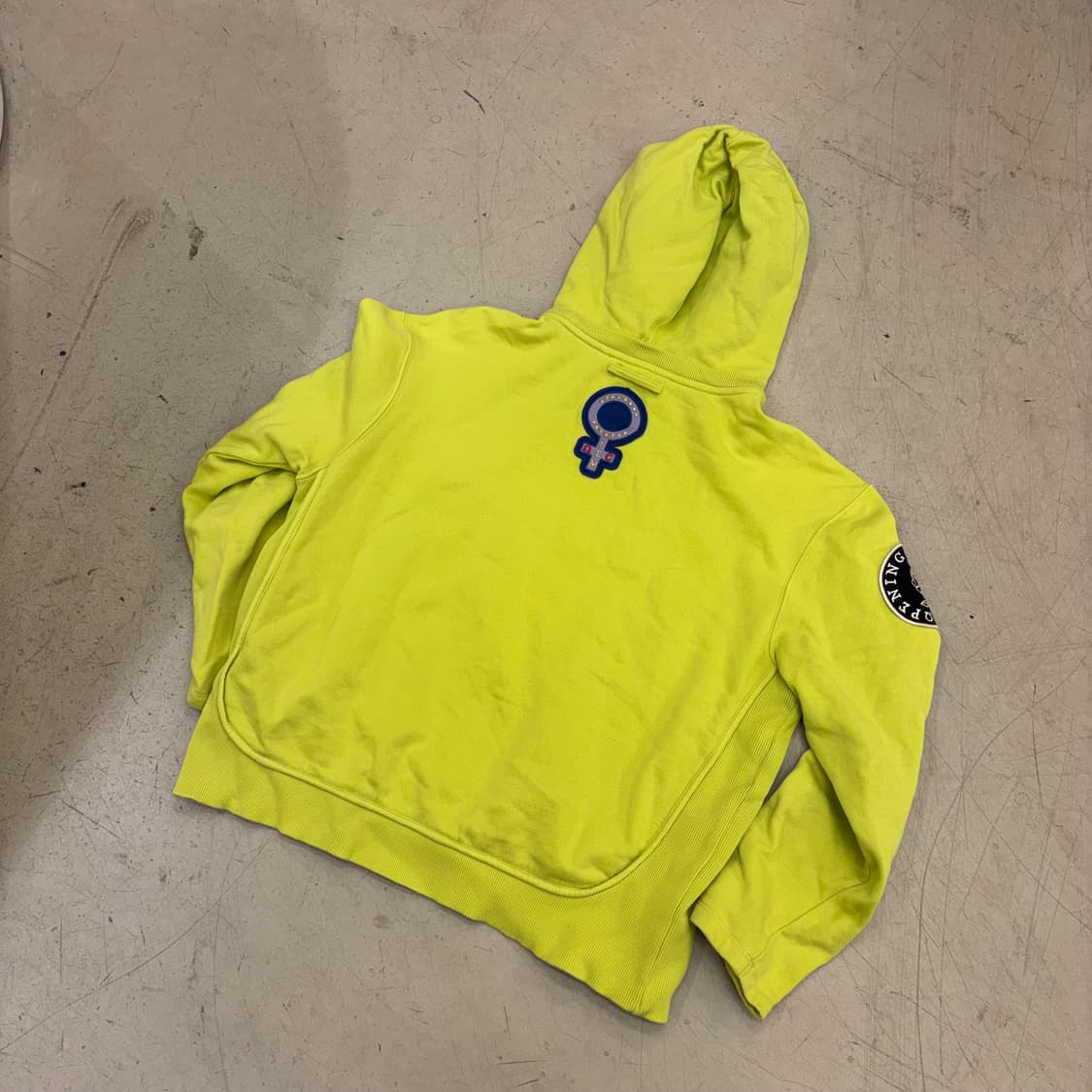 오프닝세레모니 네온 패치 후드티 상품이미지3