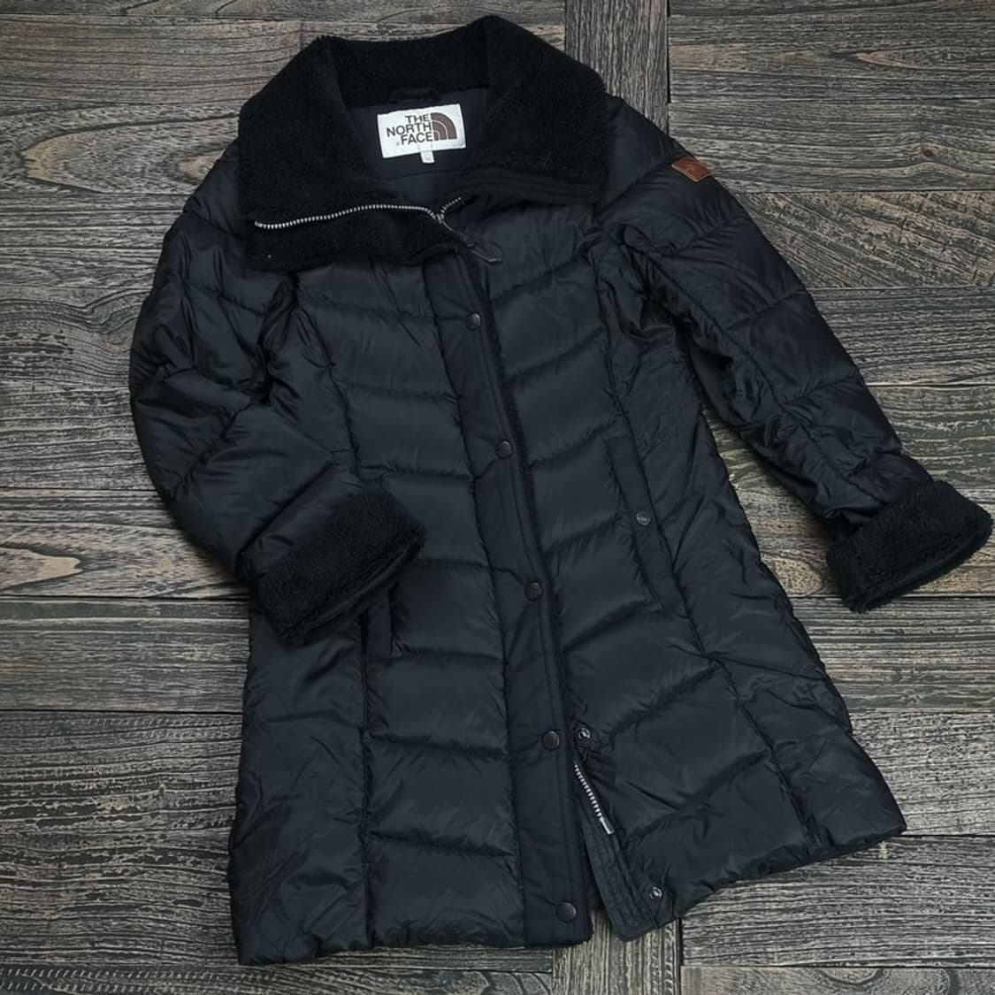 [노스페이스] 구스다운 슬림핏 롱패딩 블랙 M16828 상품이미지1