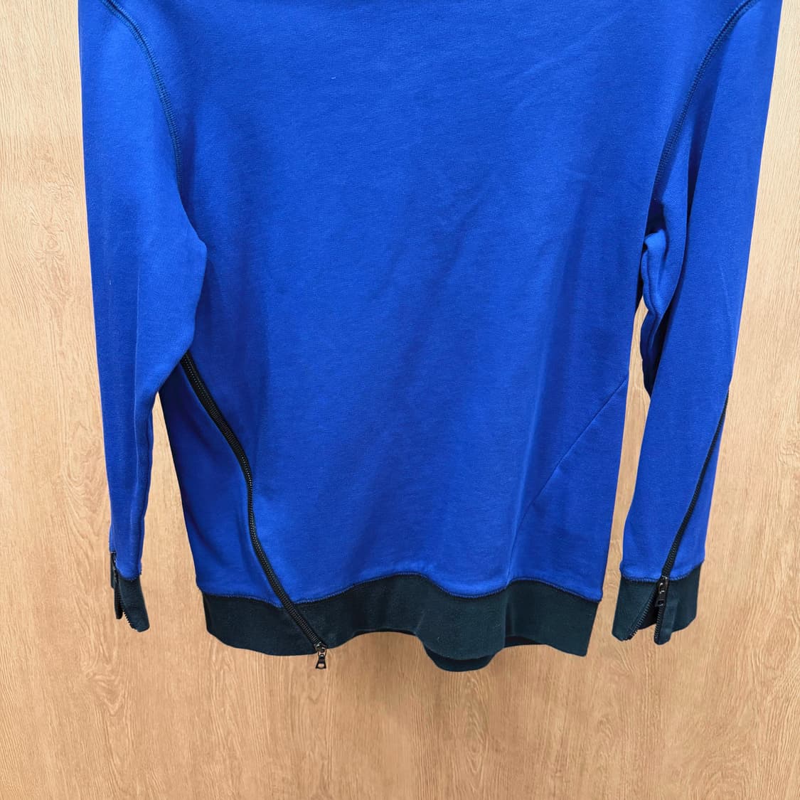 산드로 라운드넥 긴팔 맨투맨 블랙 배색 사이드 비대칭 지퍼 디테일 블루 상품이미지5