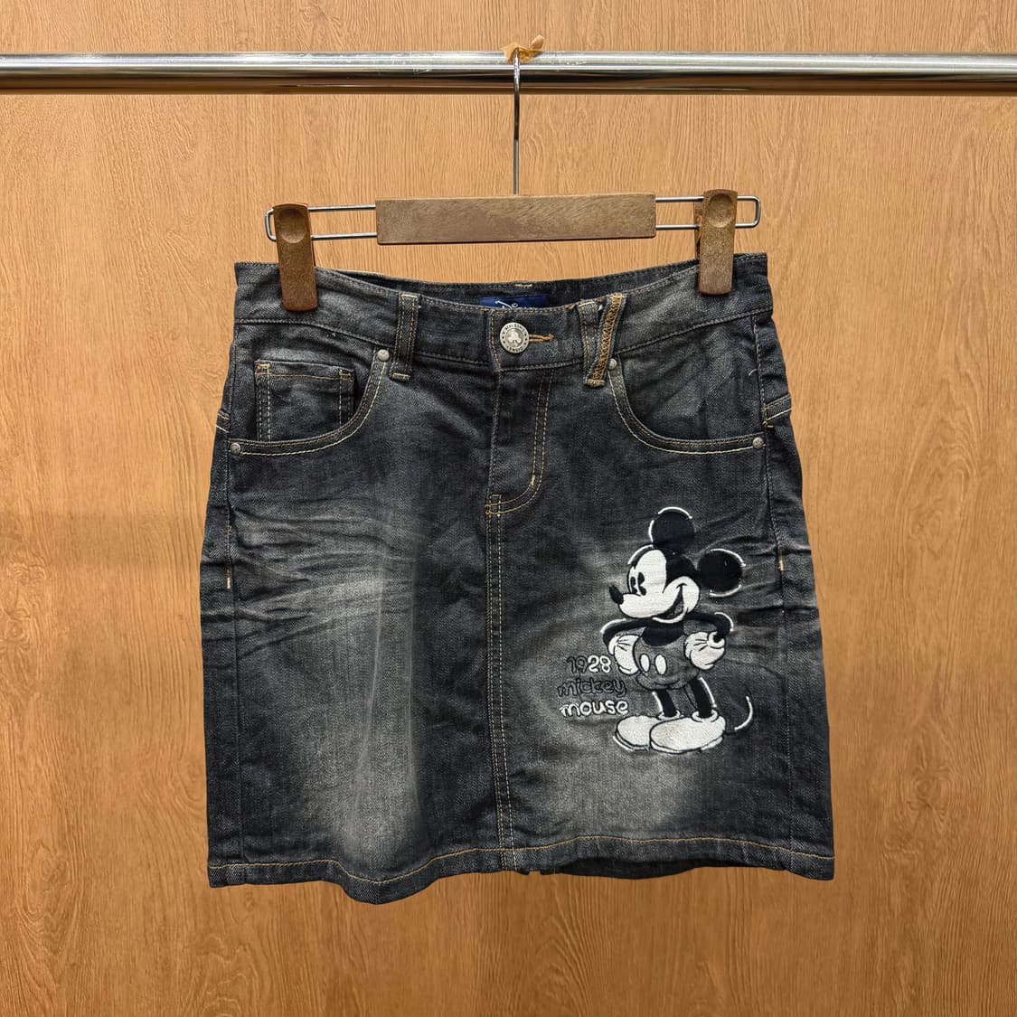 디즈니 데님 미니 스커트 미키 프린팅 백 슬릿 디테일 H라인 흑청 상품이미지2
