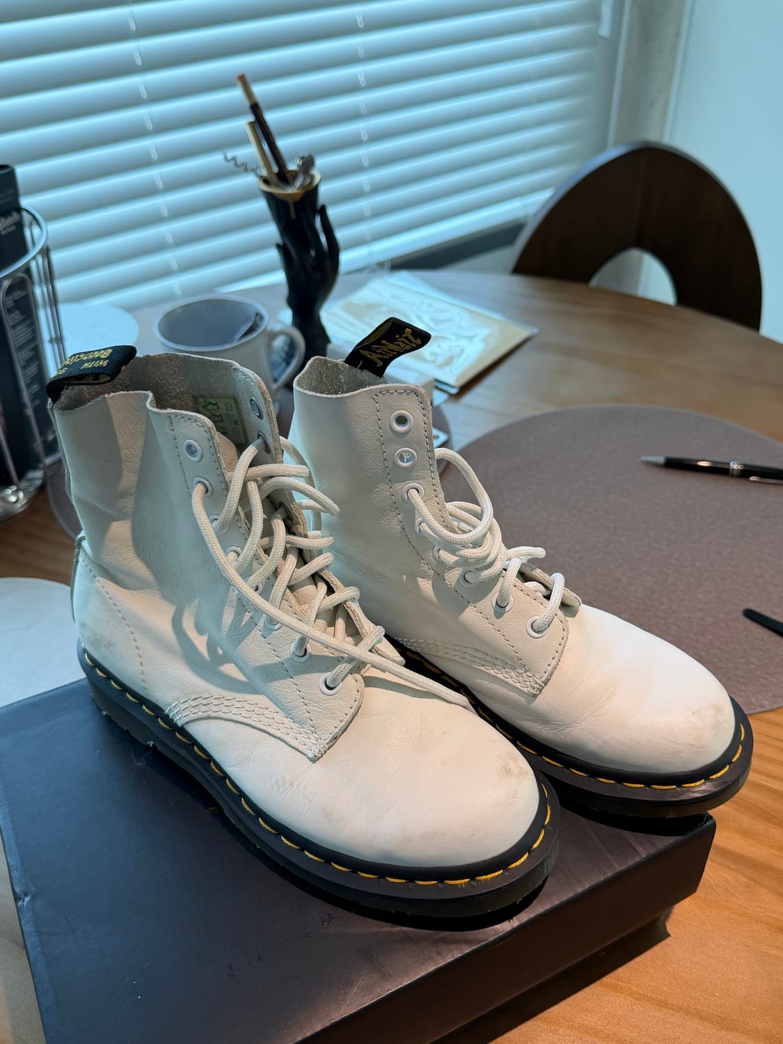 닥터마틴 8홀 화이트 상품이미지1