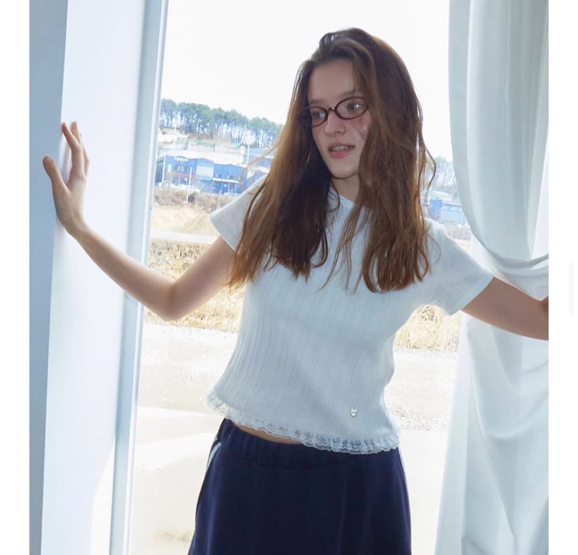 론론 레이스 프릴 슬림 크롭 티셔츠 화이트 상품이미지2