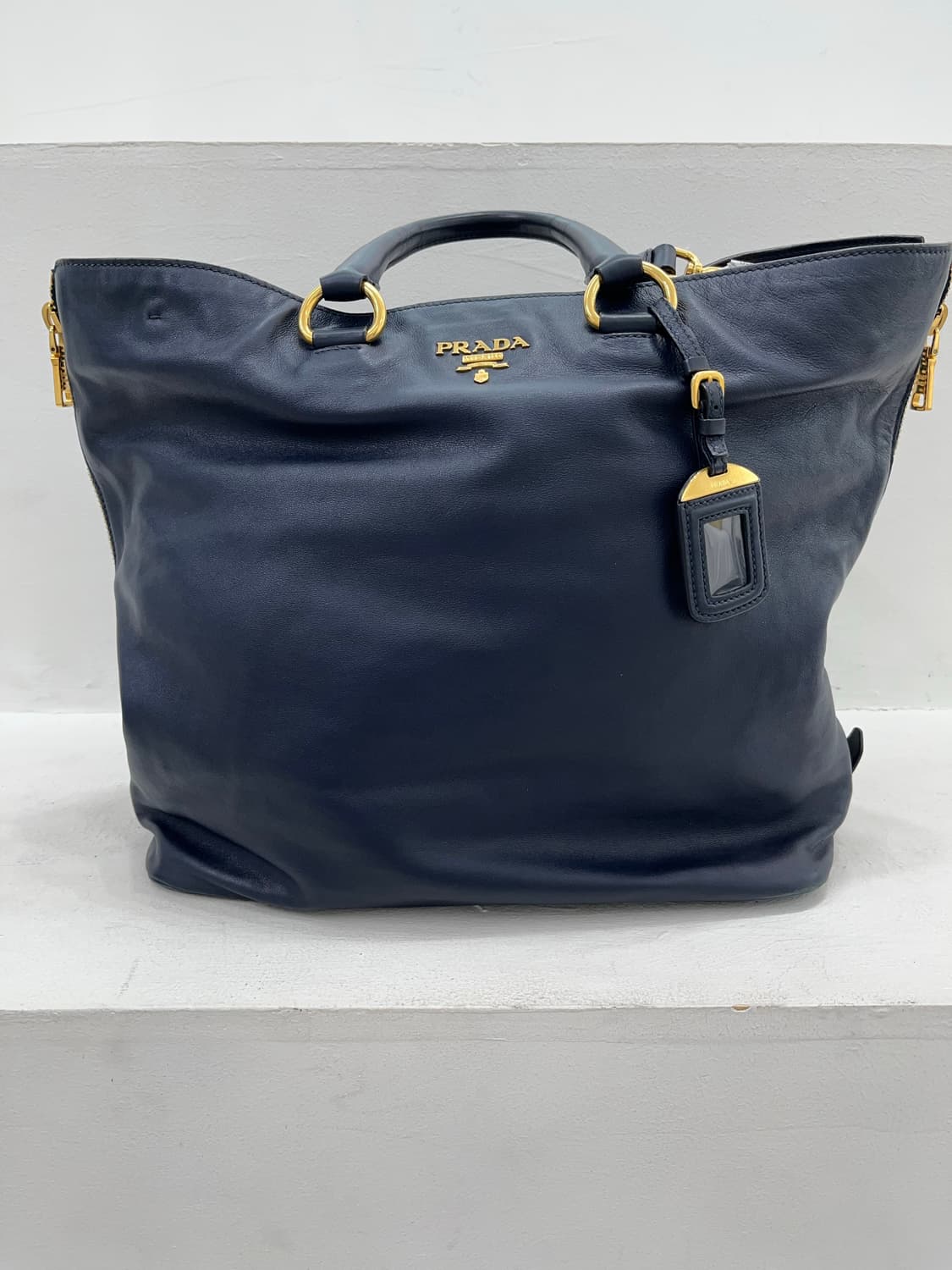 프라다 네이비 금장 로고 가죽 토트백 상품이미지1