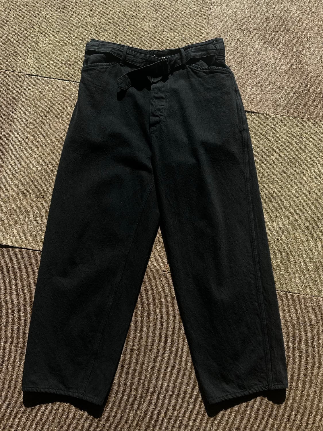 [1] 코모리 벨티드 데님 팬츠 상품이미지1