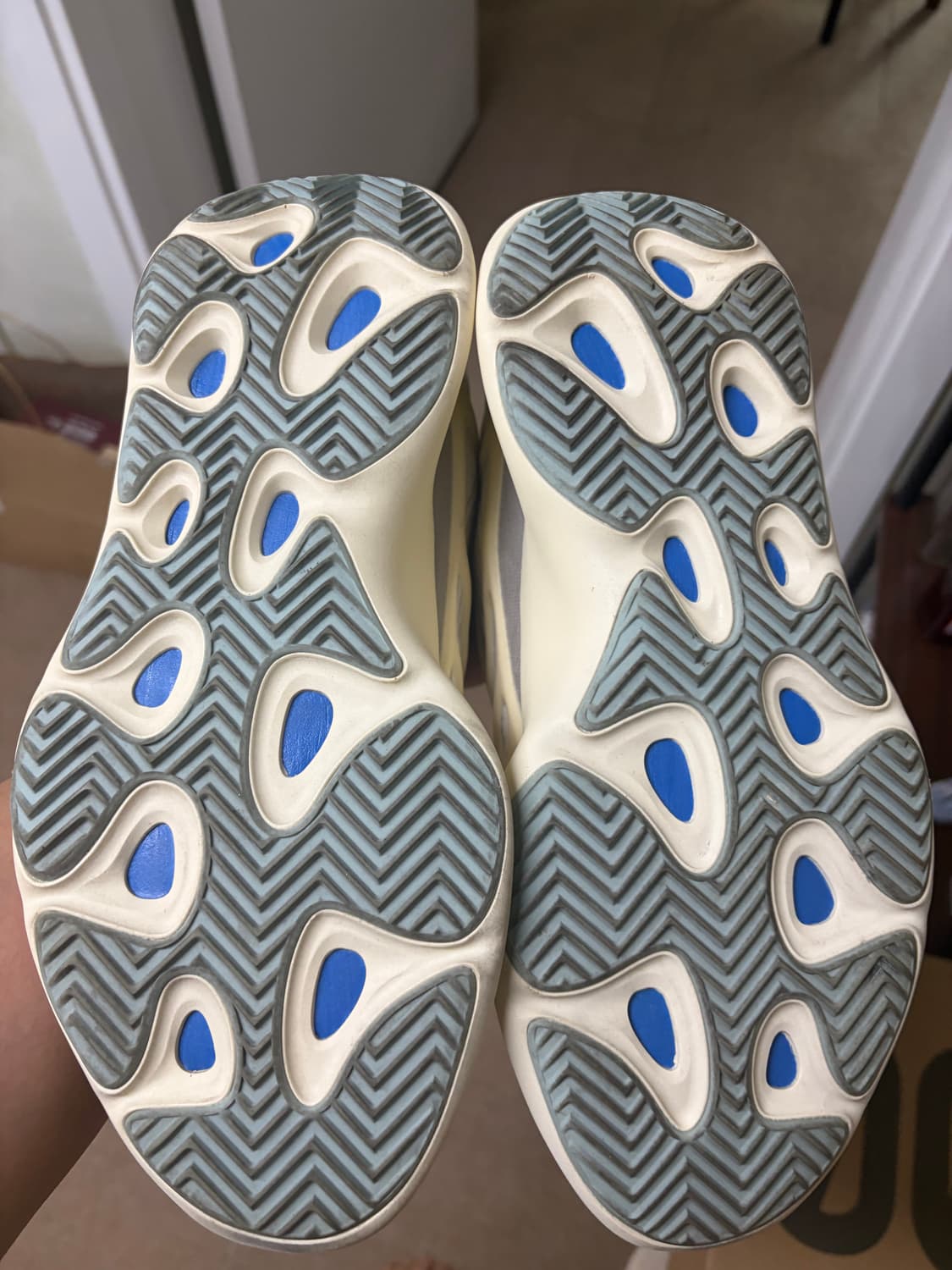 아디다스 이지 700 V3 아자엘 285mm 상품이미지2