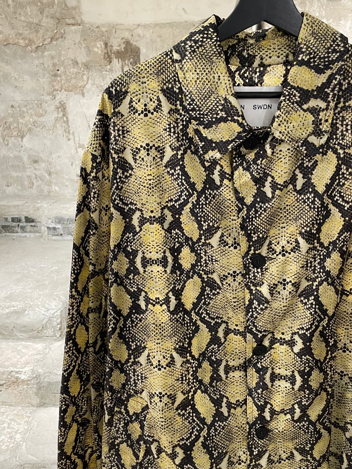 커먼 스웨덴 옐로우 스네이크 스킨 폴리아미드 씬 코트 상품이미지2