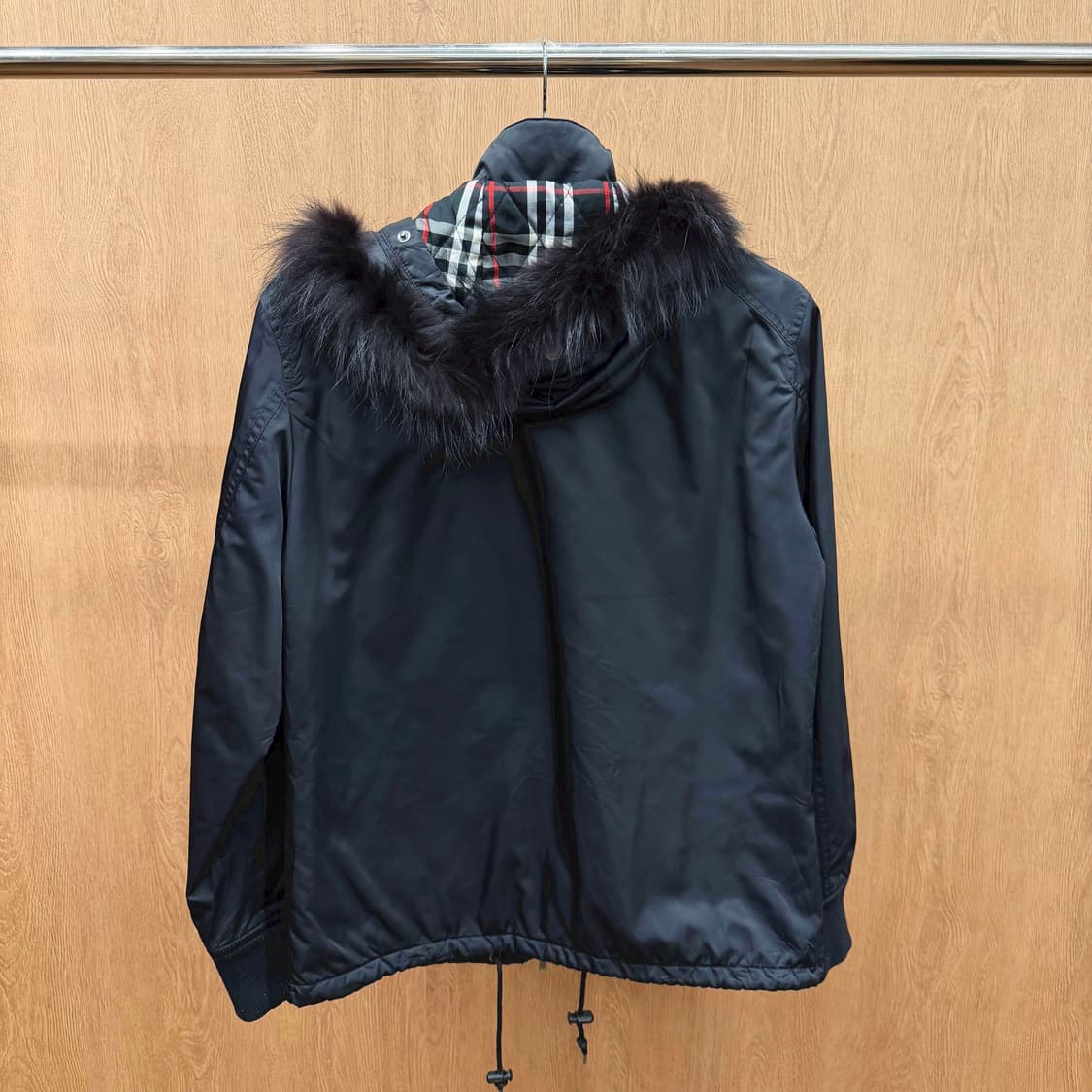 버버리 블랙라벨 패딩 자켓 퍼 후드 체크 안감 밑단 스트링 디테일 블랙 상품이미지3