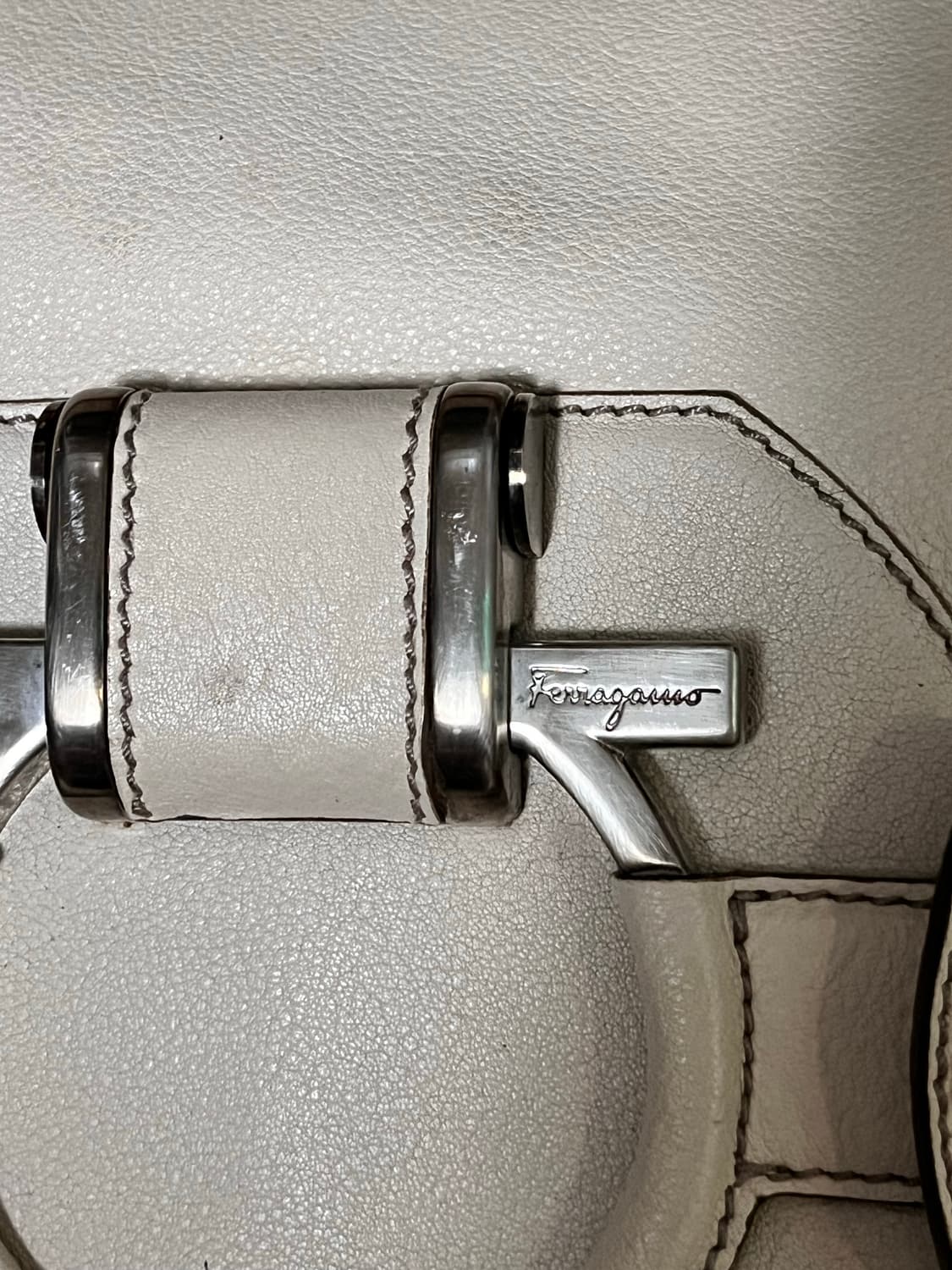 페라가모 아이보리 숄더백 32X36cm 상품이미지3