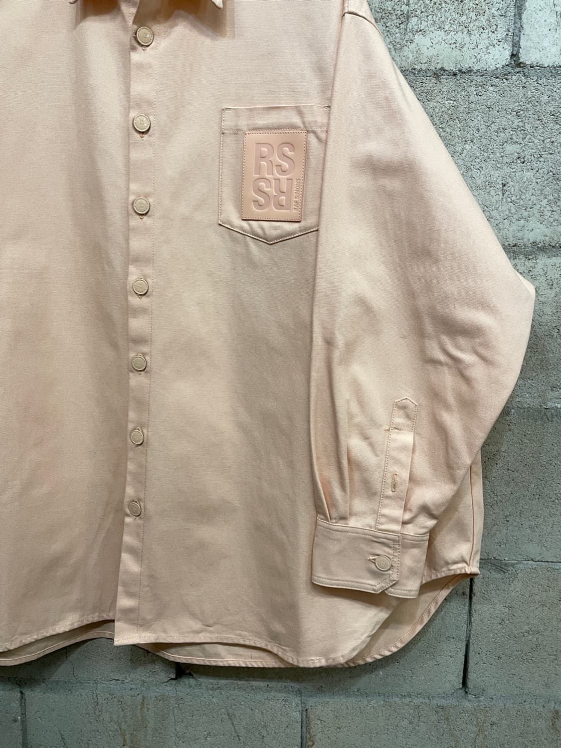 라프시몬스 레더 패치 오버사이즈 데님 셔츠  상품이미지6