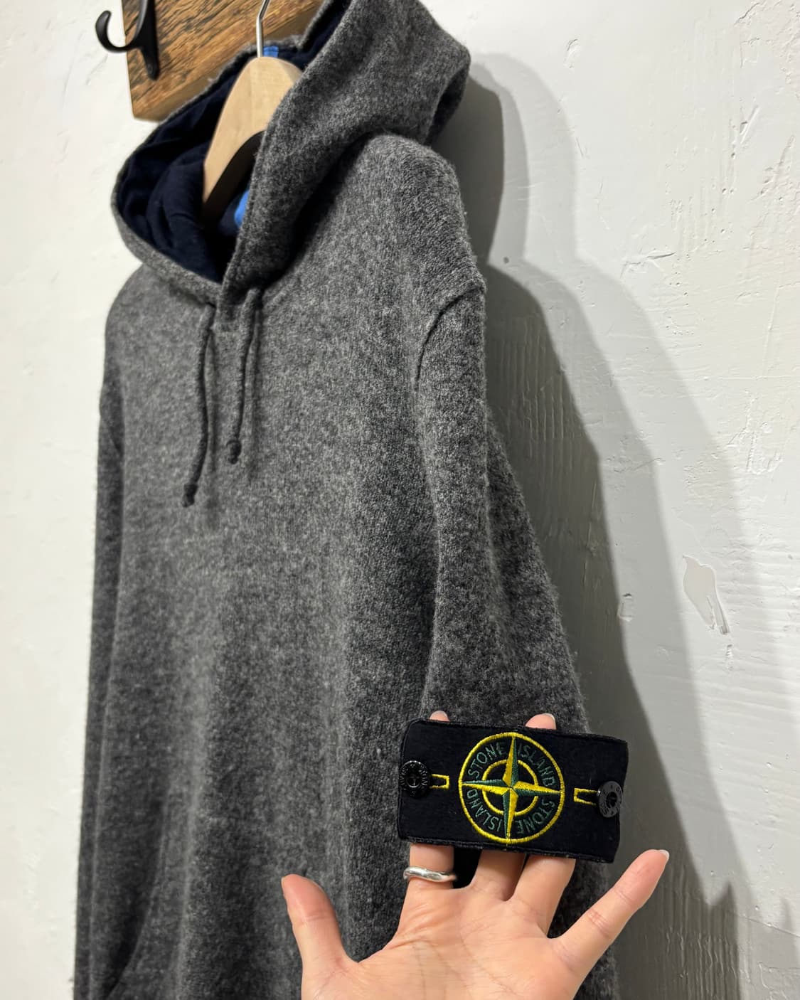 Stone-Island 스톤 아일랜드 차콜컬러 후드니트 상품이미지6