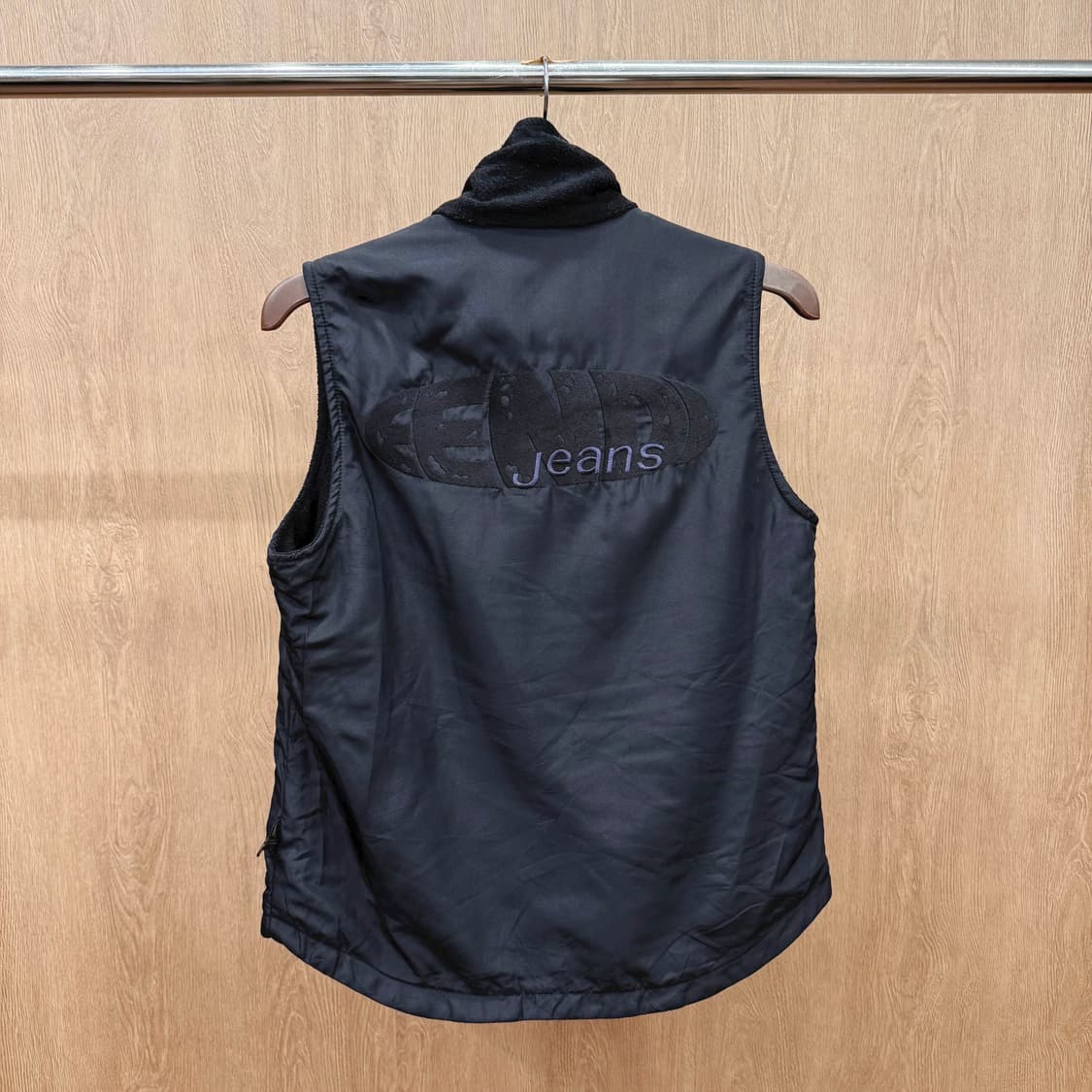 펜디 진스 플리스 안감 집업 베스트 후면 빅로고 자수 디테일 블랙 상품이미지3