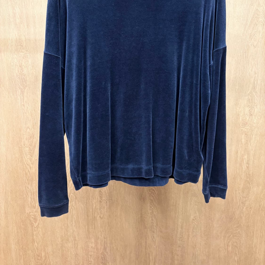 코스 하이넥 루즈핏 긴팔 티셔츠 벨벳 텍스처 드롭 숄더 디테일 네이비 상품이미지5