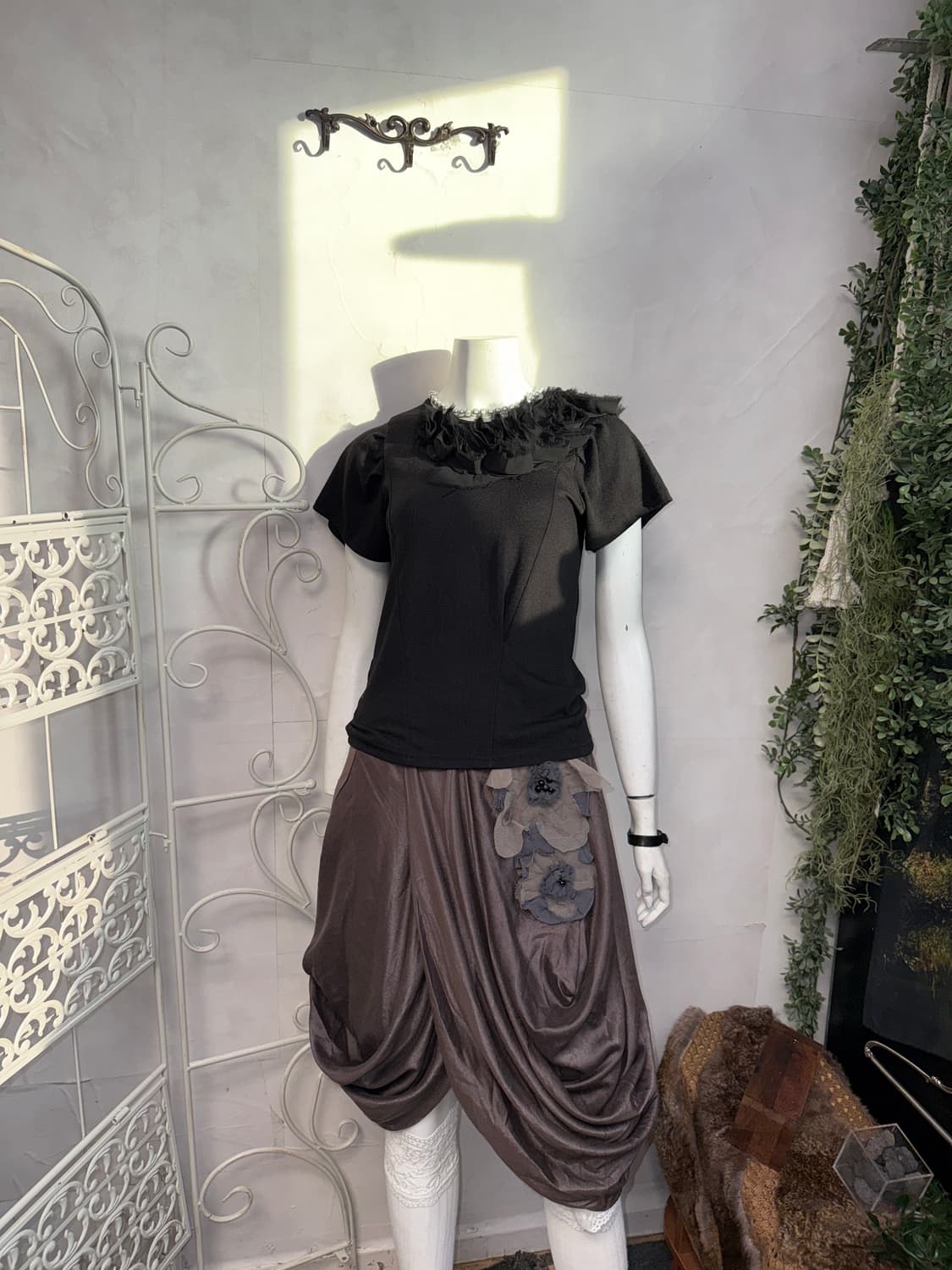 Black draped ruffle flower half t 상품이미지5