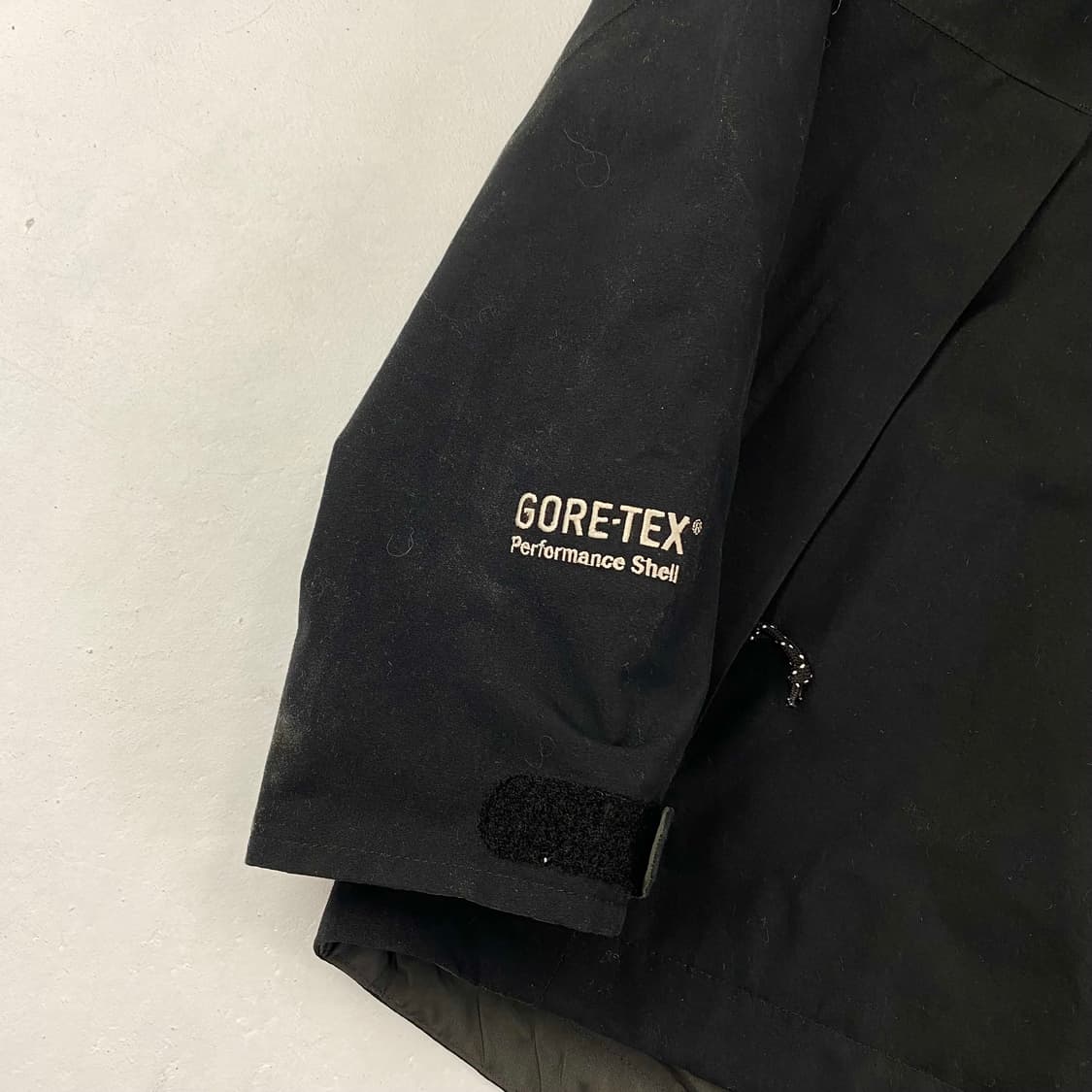 마운틴하드웨어 자수 로고 블랙 고어텍스 바람막이 (100) 상품이미지4