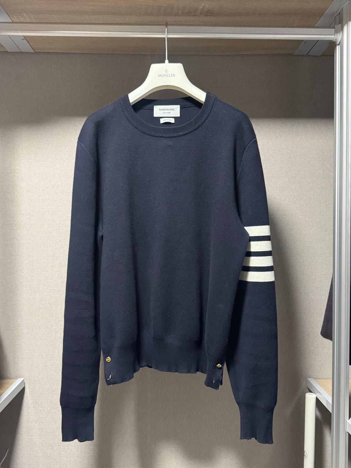 톰브라운 밀라노 스티치 사선 완장 니트 네이비 3 상품이미지1