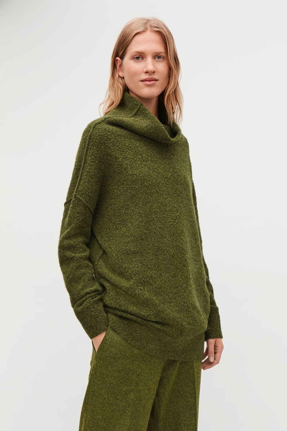 [COS 코스] 여성 터틀넥 부클레 올리브 그린 니트 상품이미지1