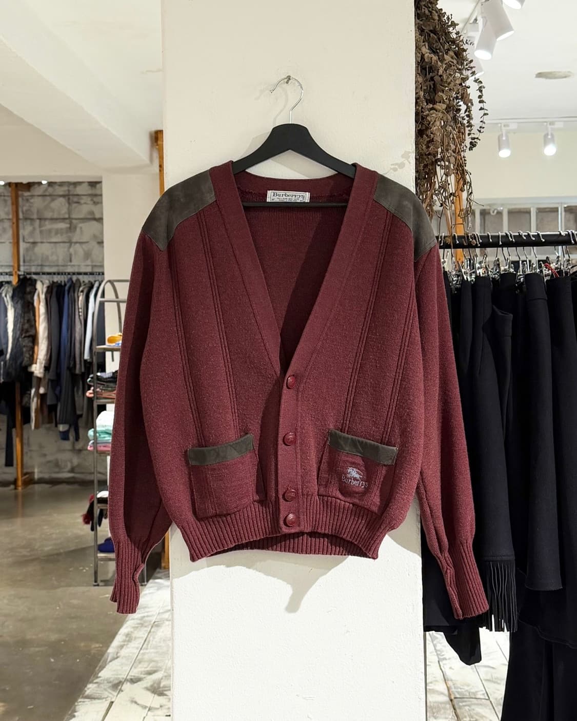 버버리 버건디 코만도 레더패치 브이넥 가디건 상품이미지1