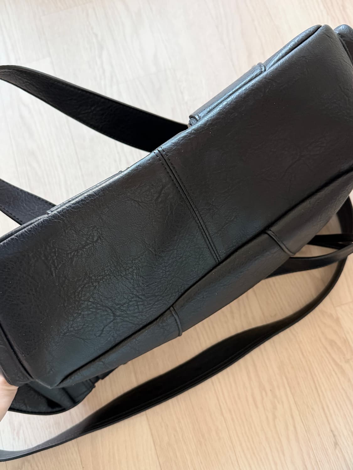 이우가마카라스 스터드 레더 숄더백 블랙 상품이미지3