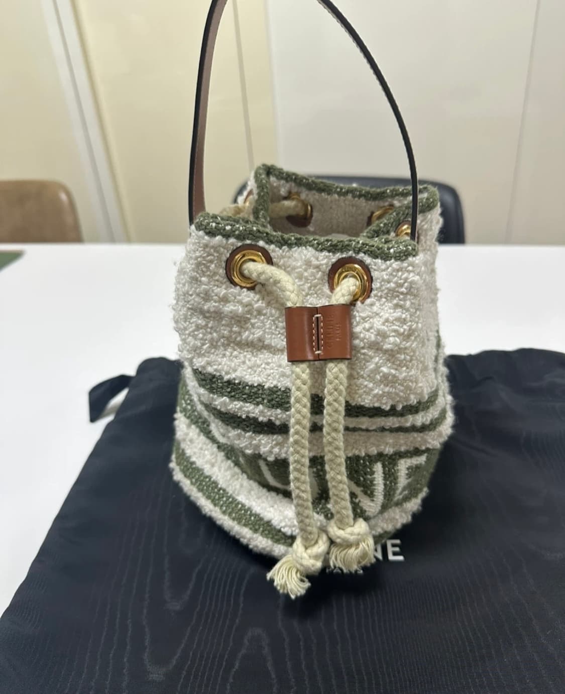 셀린느 드로우스트링 틴 버킷 토트백 상품이미지4