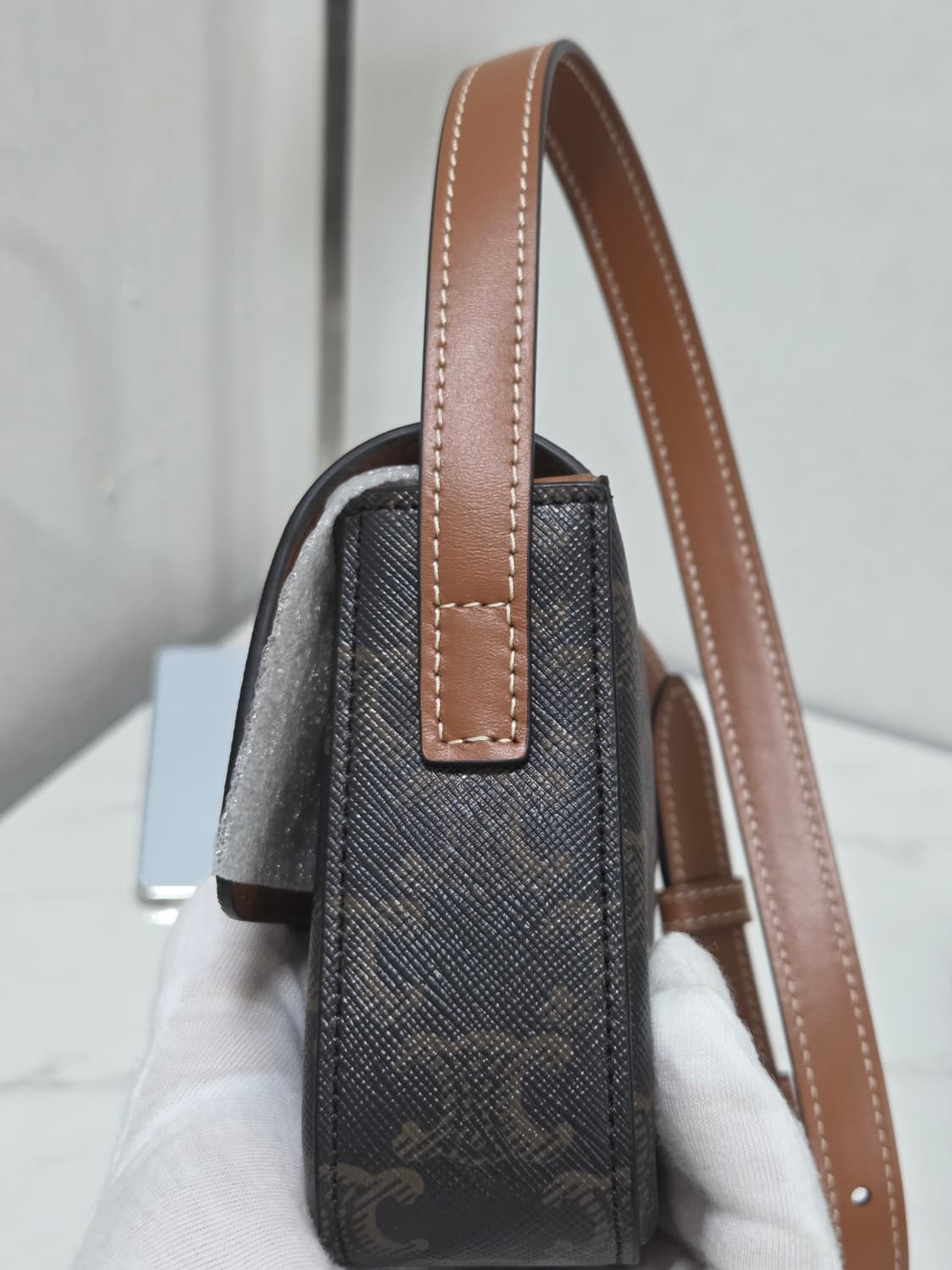 [새상품급] 셀린느 트리옹프 클로드 숄더백 Black Tan 상품이미지6