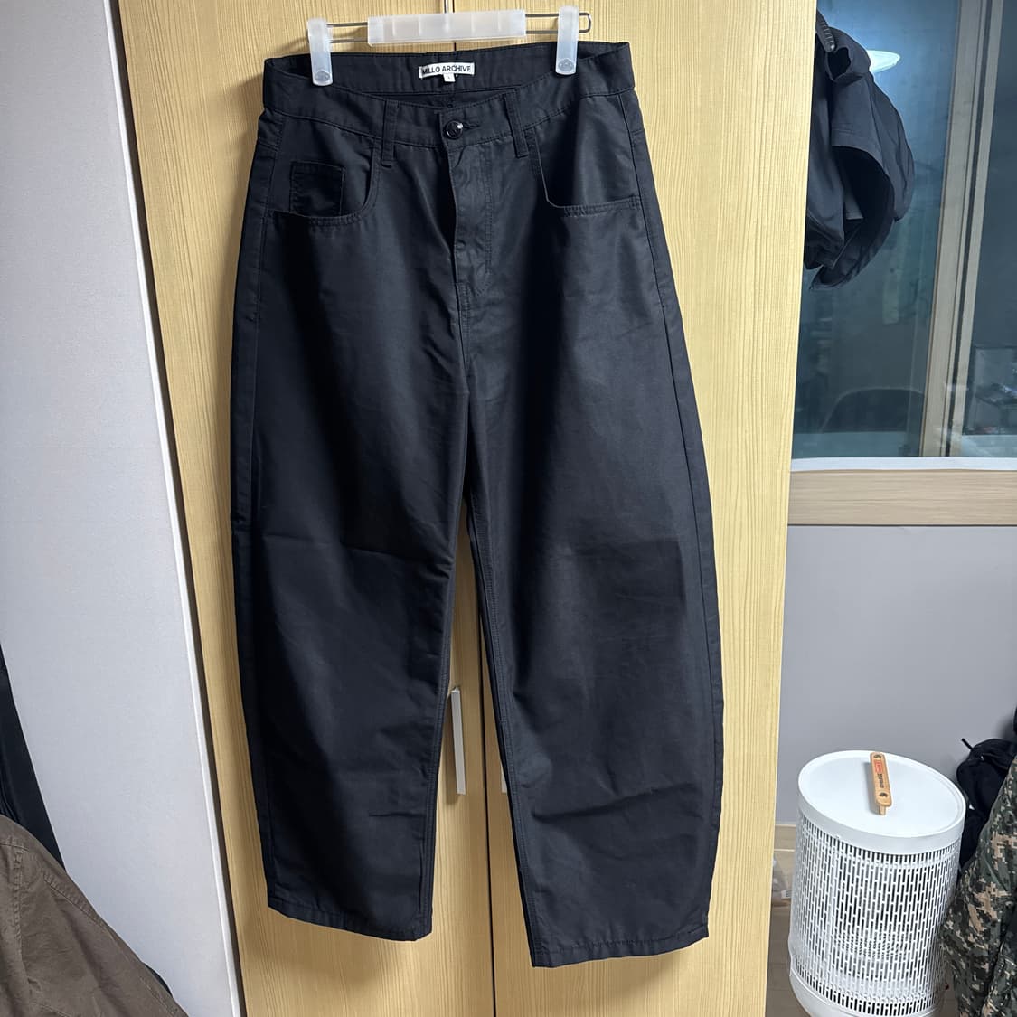[L] 밀로 아카이브 리플렉트 커브드 치노팬츠 블랙 상품이미지1