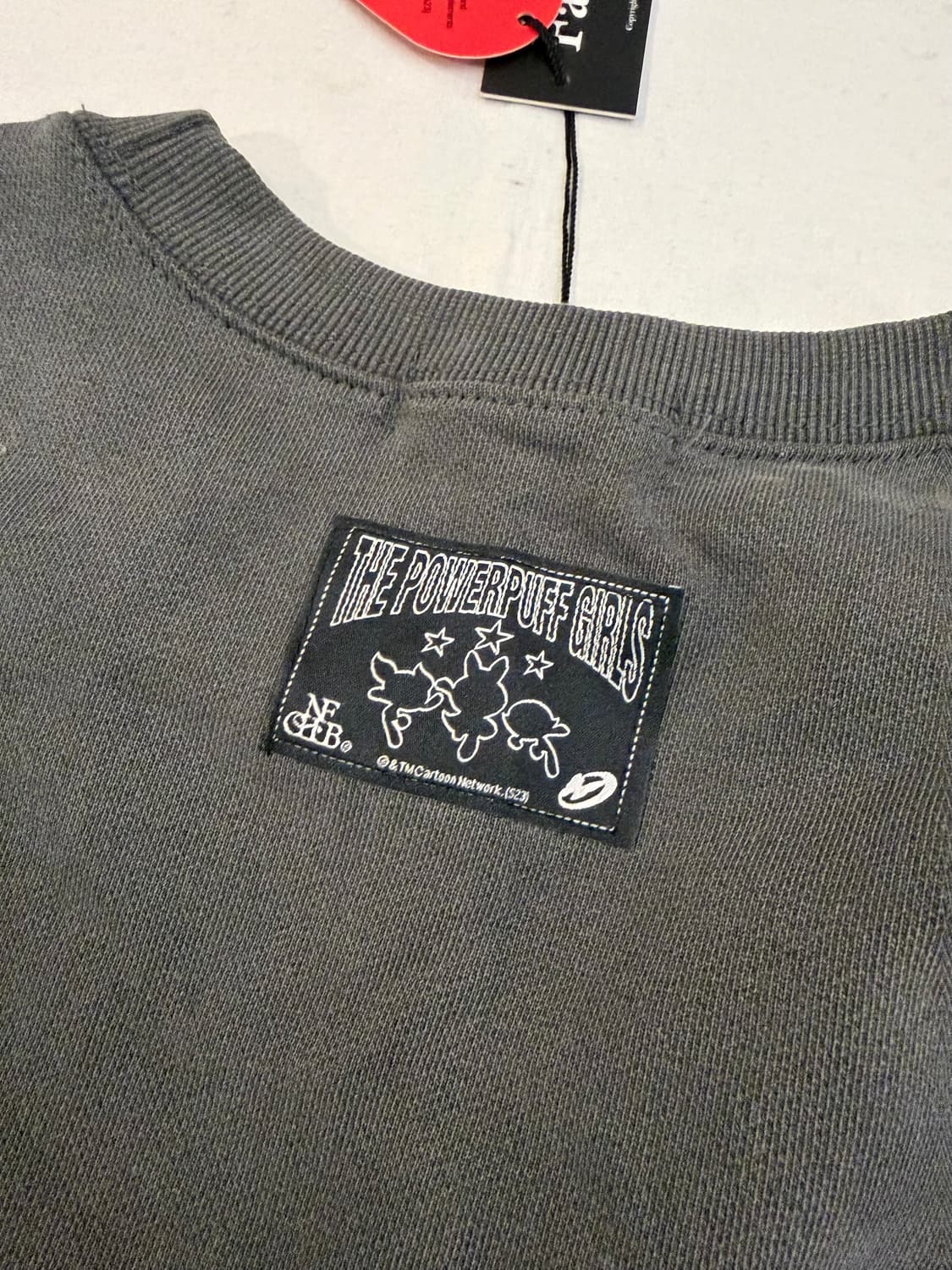 파워퍼프걸 X 네스티팬시클럽 맨투맨 차콜 블랙 상품이미지4