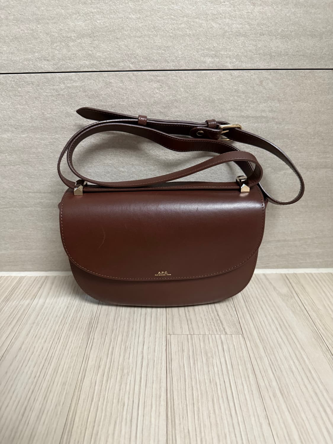 APC 아페쎄 제네바백 브라운 크로스백 상품이미지1