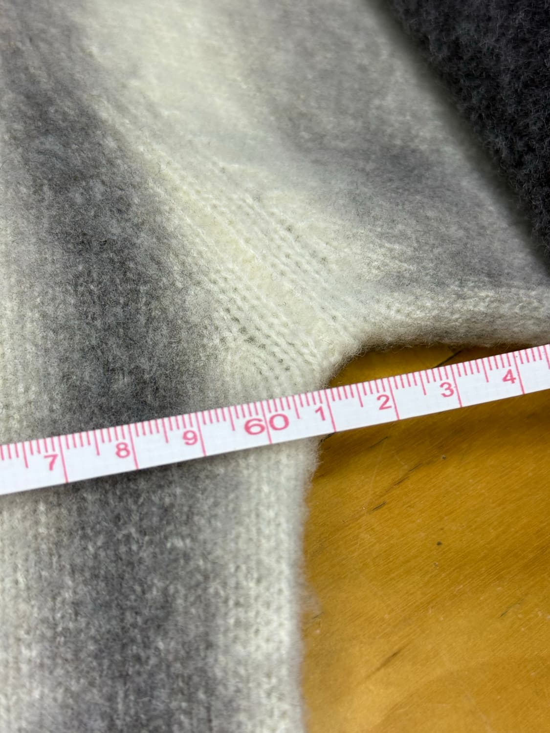 Supreme Blurred Logo Sweater Black 23FW 상품이미지10