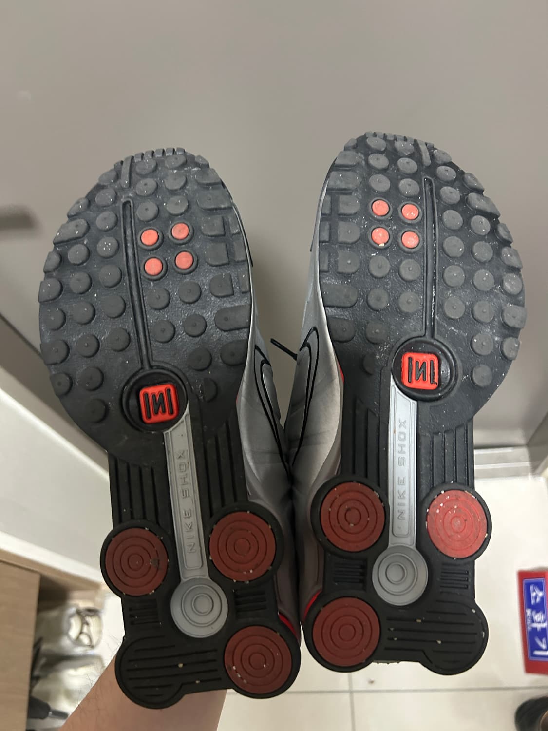 나이키 샥스 R4 메탈릭 실버 레드 상품이미지3