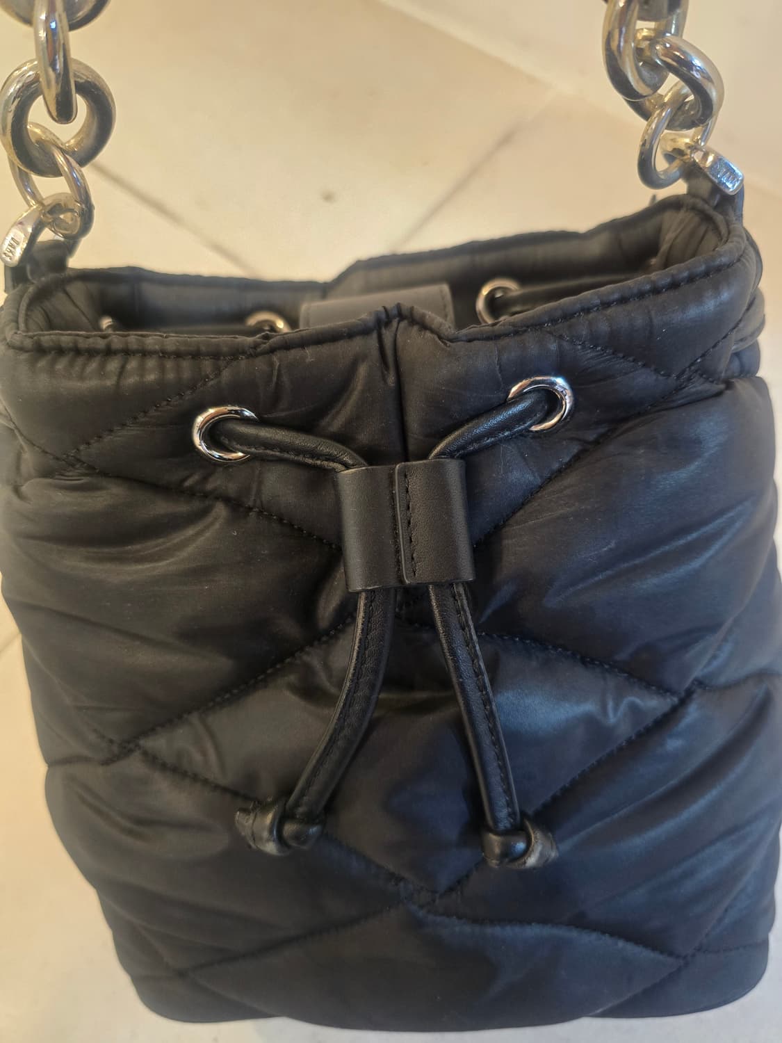 닥스 블랙 퀼팅 버킷백 상품이미지5