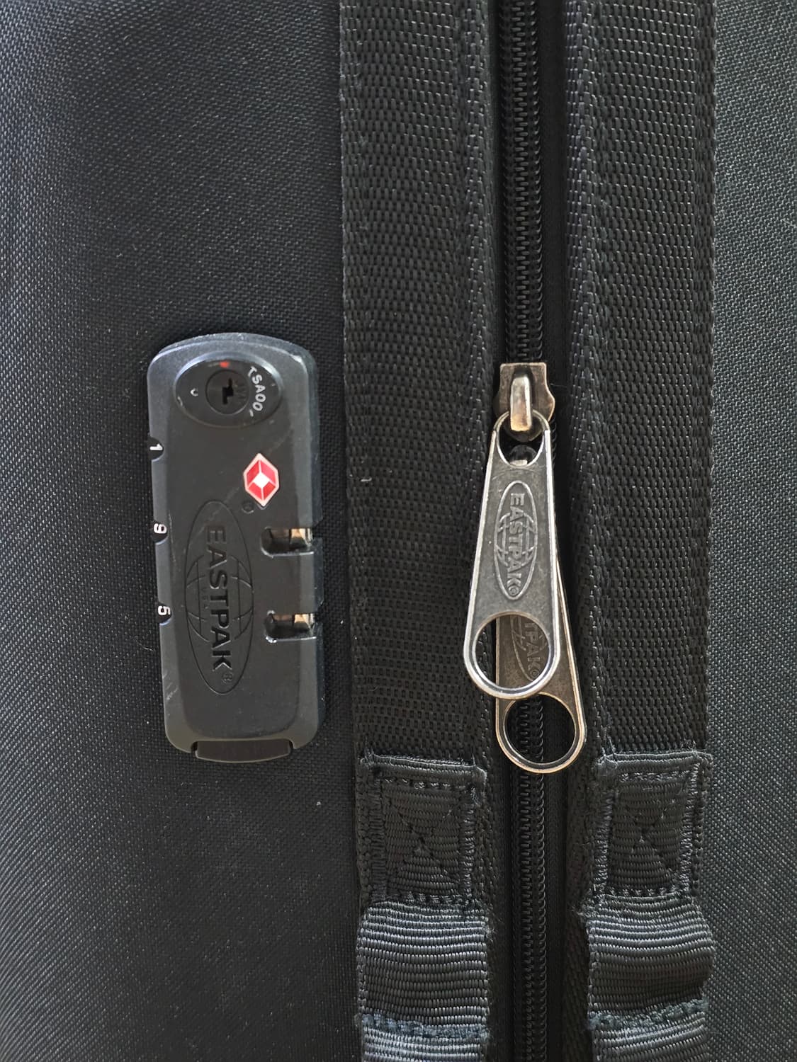 이스트팩 블랙 트렌쉘 캐리어 여행용 가방 M 상품이미지4