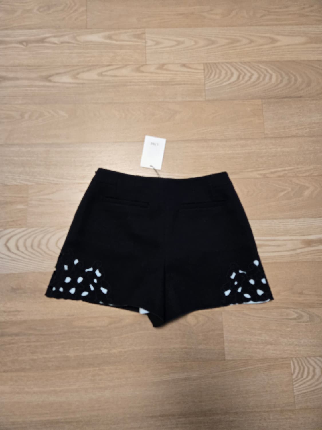 [67/미착용] LINE 라인 레이스 펀칭 반바지 상품이미지4