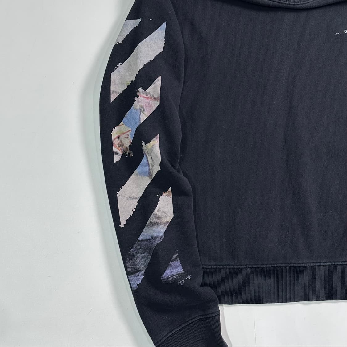 오프화이트 멀티 유화 에로우 맨투맨 상품이미지4